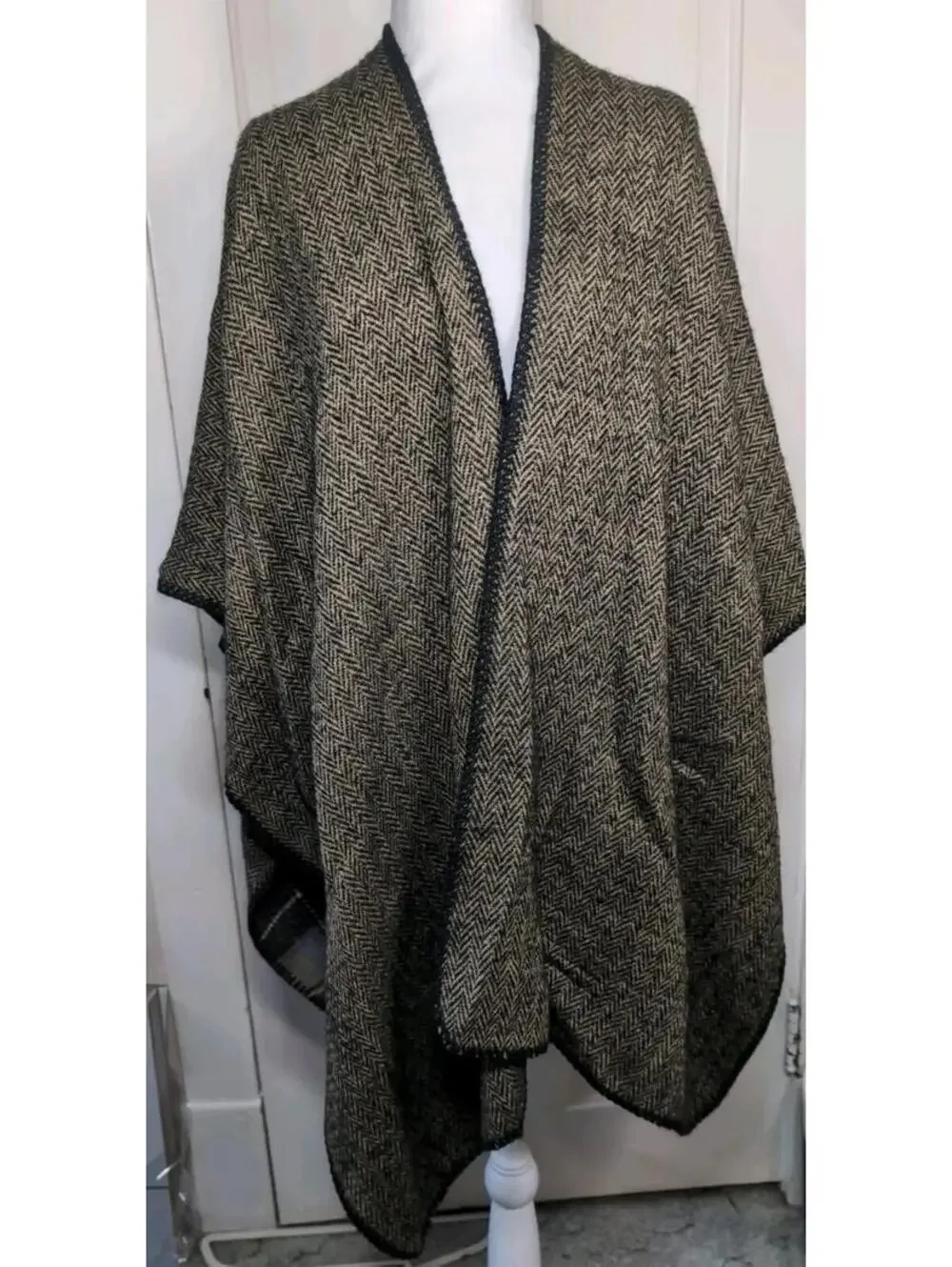 Woolrich Blanket Wrap Shawl Poncho Plaid Herringbone Reversible One Size (1339)